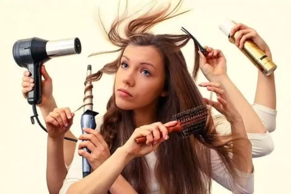 Hårstyling innebär att man ordnar till sitt hår i olika stilar